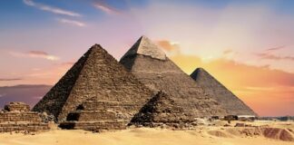 Co znajduje się w środku piramidy?