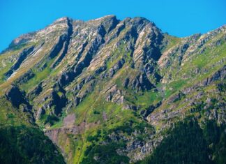 Slow travel w górach – jak zwolnić tempo i odzyskać spokój Nocleg z widokiem na góry