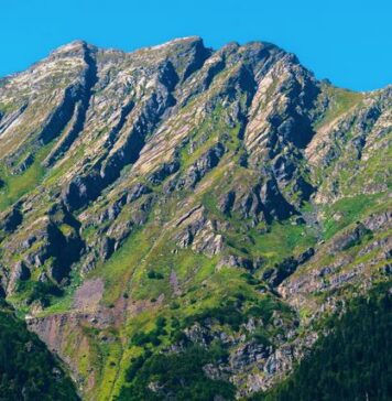 Slow travel w górach – jak zwolnić tempo i odzyskać spokój Nocleg z widokiem na góry